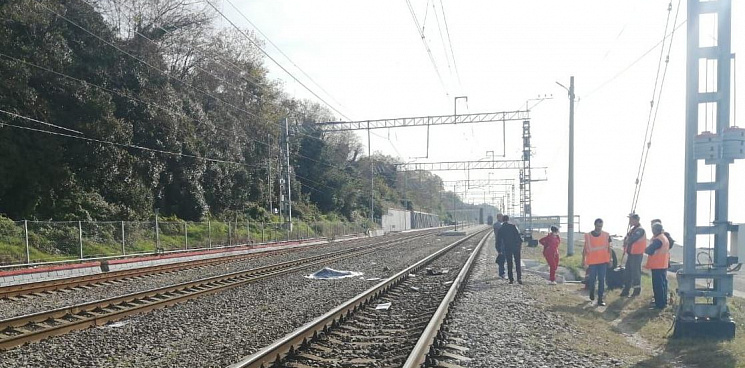 В Сочи поезд насмерть сбил 14-летнюю девочку 