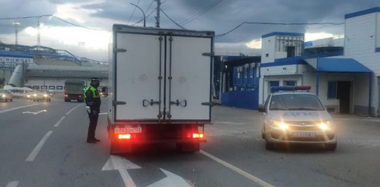На Кубани в связи с усилением ветра приостановлено движение грузовиков