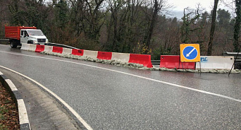 Туристов в Сочи предупредили о заторах на дороге из-за прошедшего оползня