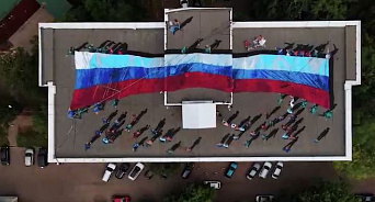 Cтометровый триколор на крыше высотки: художники Подмосковья сделали подарок ко Дню флага – ВИДЕО 