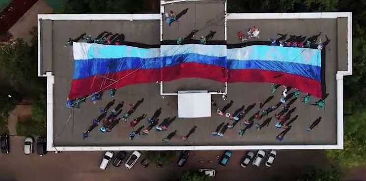 Cтометровый триколор на крыше высотки: художники Подмосковья сделали подарок ко Дню флага – ВИДЕО 