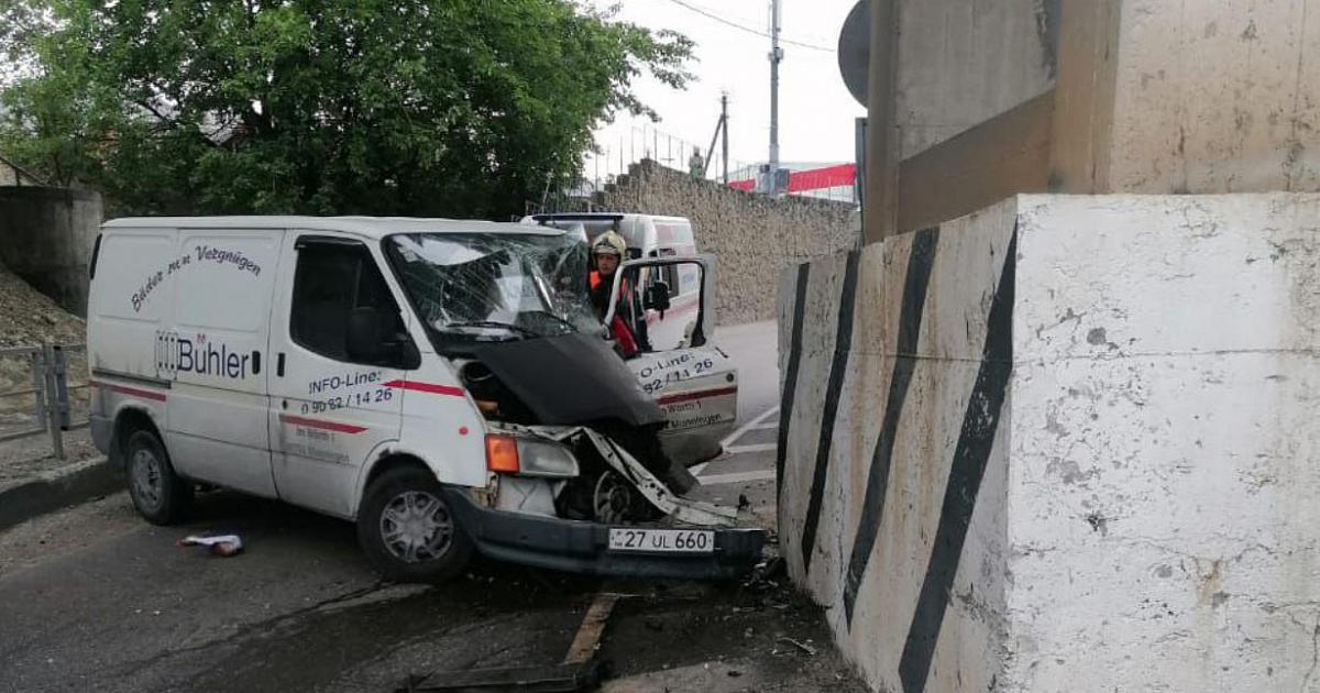  «Водителя пришлось вырезать из авто» - в Новороссийске фургон влетел в опору моста