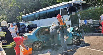 Два человека пострадали в ДТП с автобусом и легковушками в Сочи 