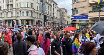 «Петухи сюда приехали из Украины, а не на фронт!» Житель Латвии возмутился шествием трансгендеров с флагами Украины и ЛГБТ-сообществ – ВИДЕО
