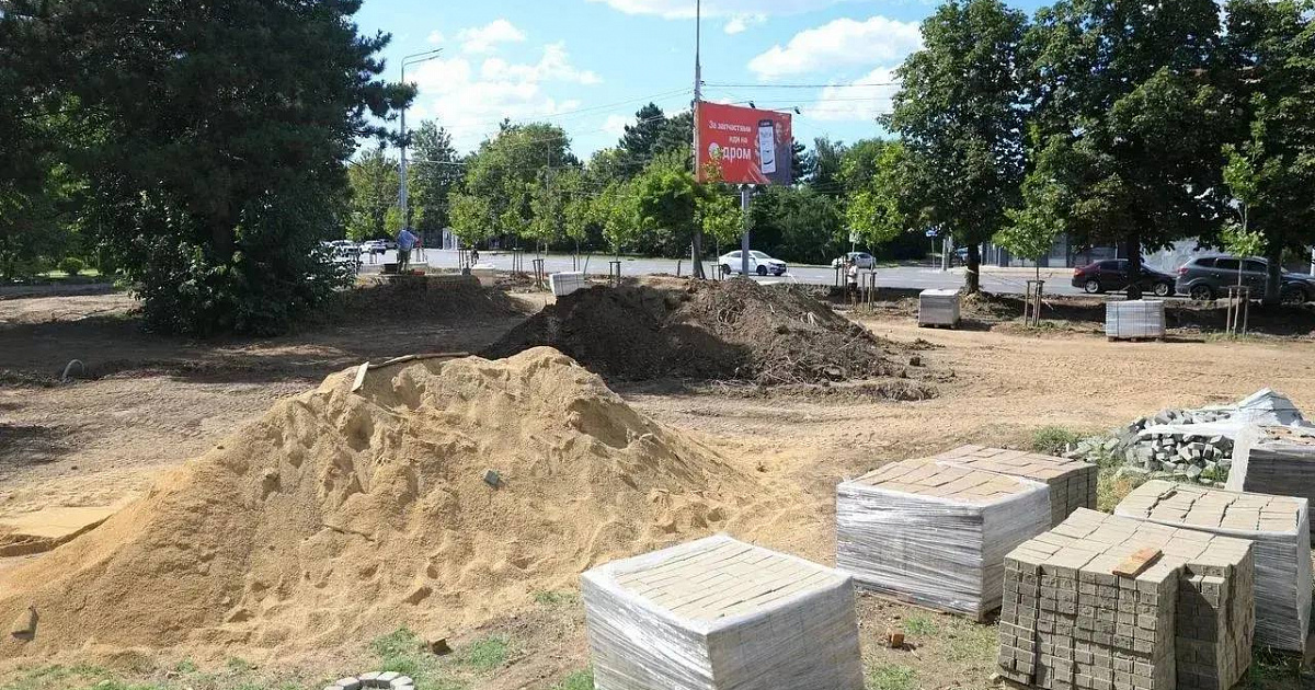 В Краснодаре скрытые коммуникации не сорвали благоустройство сквера