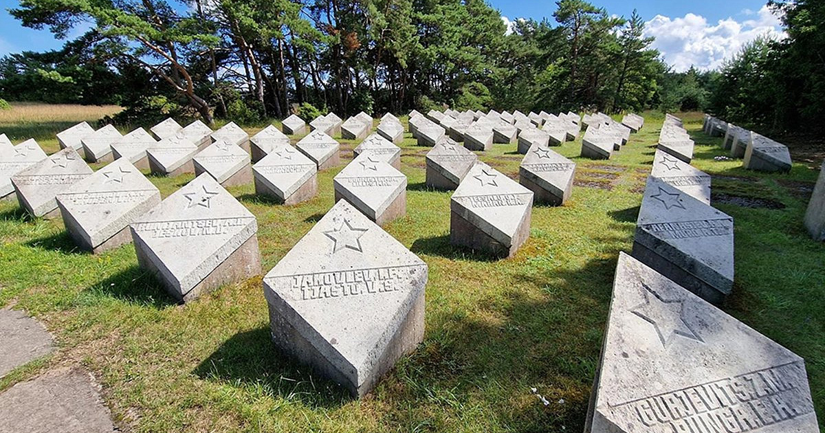 В Эстонии власти курортного острова начали демонтировать надгробия солдат РККА из-за «некрасивых» звёзд
