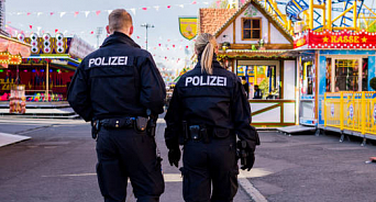 «Германия пожирает сама себя»: в Берлине полицейские не дают автомобилистам разогнать экоактивистов, которые перекрыли дорогу – ВИДЕО