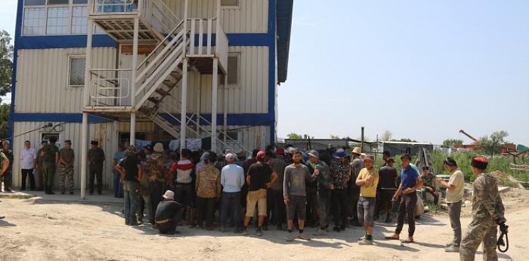 В Анапе в ходе рейда выявили более 100 нелегальных работников стройки