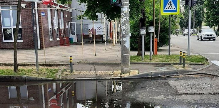«Шум раньше времени, ненадолго отложите критику» – краснодарский эксперт заявил, что ремонт дороги на Длинной, утопающей в лужах, ещё не завершён