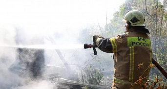 «Чёрный дым до неба»: в Краснодаре на складских помещениях бушует пожар