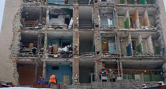 «Жизнь в доме без стены»: в Челябинске начали ремонтировать стену в аварийном общежитии, подлежащем сносу