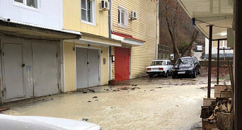На Кубани улицы городов начали уходить под воду из-за поднятия уровня рек – ВИДЕО 