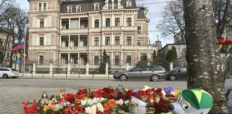  «Поглумились над чужим горем!» В Риге полиция запретила нести цветы в память о погибших в «Крокусе» к посольству России