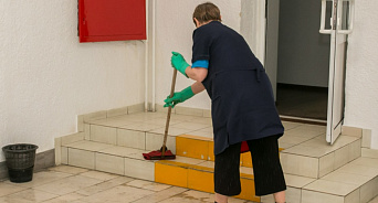 В муниципальной школе Краснодара работу уборщицы вынуждены оплачивать родители?