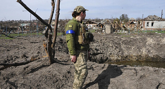«Теперь цель – война до последней украинки?» Киев отправит на фронт не только женщин-врачей, но и с «околовоенными» специальностями