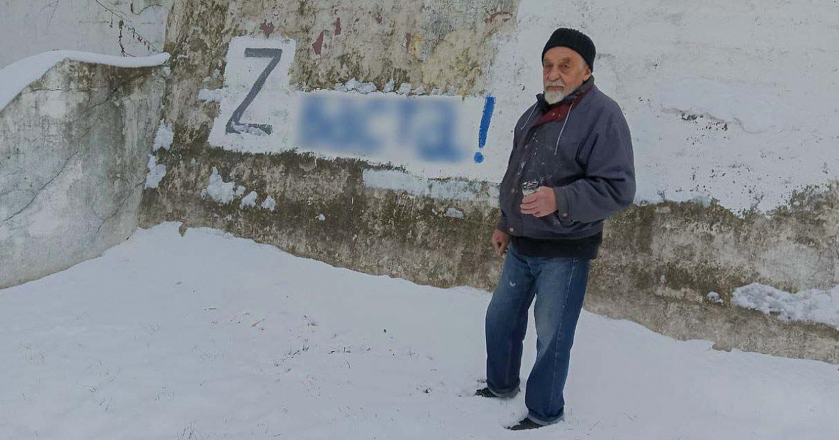 «Народная любовь»: в Калужской области 84-летнего автора антивоенного граффити закидали снежками, назвав «фашистом» - ВИДЕО