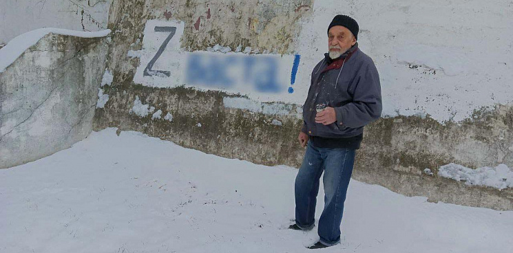 «Народная любовь»: в Калужской области 84-летнего автора антивоенного граффити закидали снежками, назвав «фашистом» - ВИДЕО