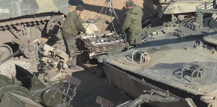 Рембат ВС РФ чинит военную технику в Запорожской области, в это время российские БПЛА уничтожают танки ВСУ – ВИДЕО