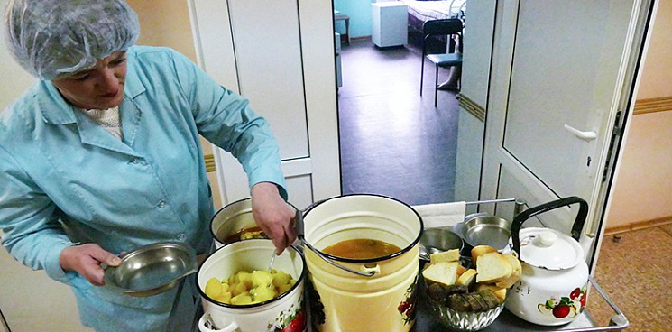 «Как собакам положили»: в больнице Краснодара кладут по два блюда в одну тарелку? 
