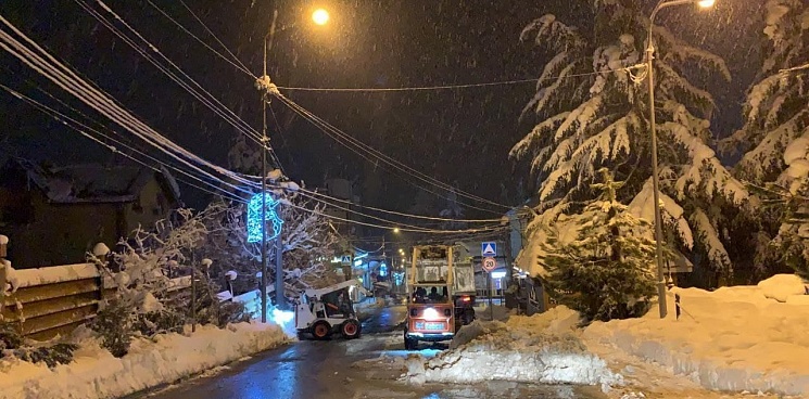 В Сочи оползень, сошедший из-за снегопада, обрушил дорогу