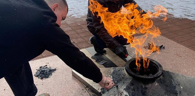 На Кубани полиция разыскивает вандалов, которые сожгли венок на Вечном огне в Тимашевске