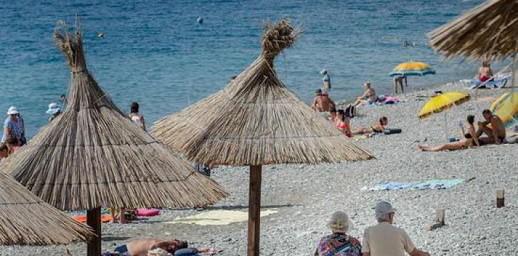В Сочи коммерсанты «отжали» часть пляжа у посетителей за отказ кататься на катамаранах – ВИДЕО