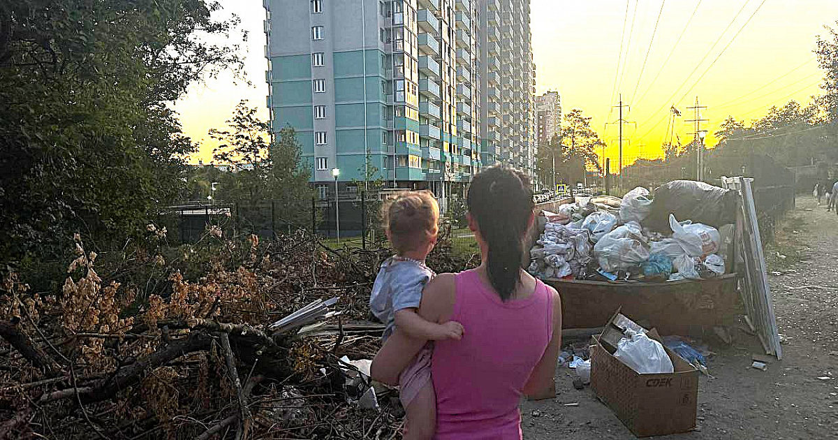 «Мы устали от вашего бездействия». Жители Краснодара пригласили чиновников к дому у озера, который оказался домом у свалки
