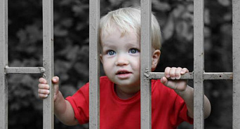 «Пока не научишься ходить на горшок, из тюрьмы не выйдешь!» Во Флориде родители-полицейские сдавали трёхлетнего сына в тюремную камеру