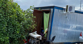 В Сочи пожилая женщина живет в контейнере у свалки 