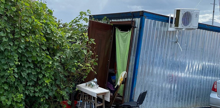 В Сочи пожилая женщина живет в контейнере у свалки 