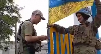 Боевики ВСУ передвигаются по центральным улицам Красного Лимана и устанавливают флаг Украины на въезде в южной стороне города