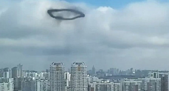 «Слышали загадочный хлопок!» Жители московского Строгино заметили необычное явление - в небе зависло кольцо из дыма – ВИДЕО 