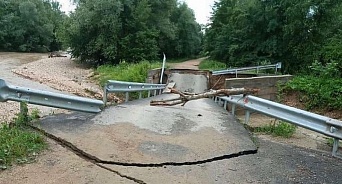 На Кубани из-за дождей обрушился мост 