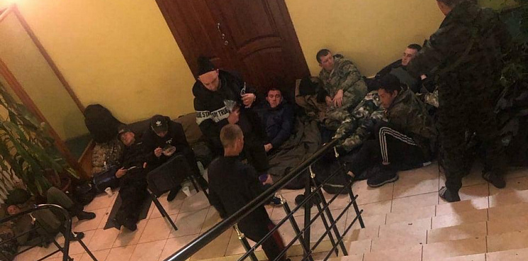 «По сравнению с окопами, это идеально»: мобилизованные граждане из Иркутска спят на лестницах