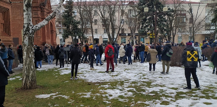 В Краснодаре возле "Центра города" толпа скандирует лозунги