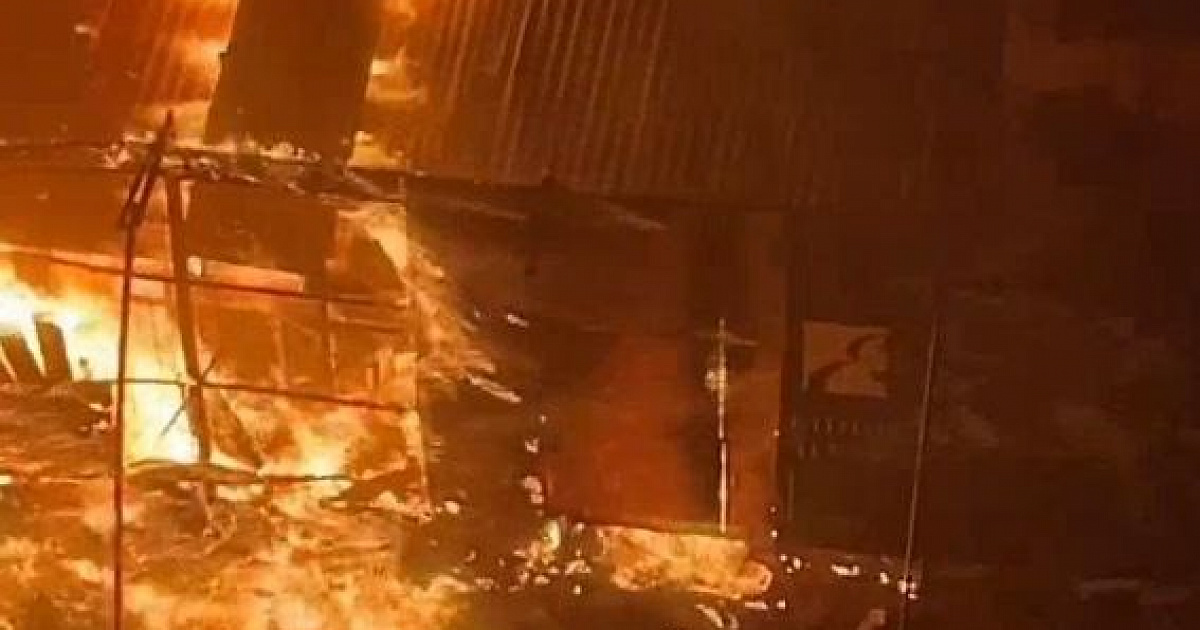  «Едкий дым, треск и пламя!» В Краснодаре на одной из строек загорелись баннер и строительные материалы - ВИДЕО