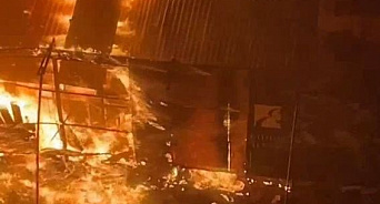 «Едкий дым, треск и пламя!» В Краснодаре на одной из строек загорелись баннер и строительные материалы - ВИДЕО