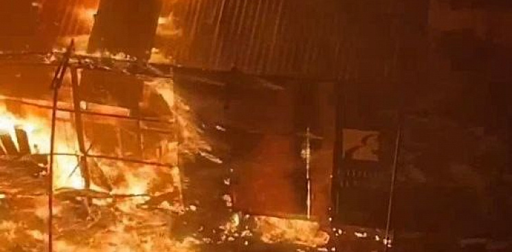  «Едкий дым, треск и пламя!» В Краснодаре на одной из строек загорелись баннер и строительные материалы - ВИДЕО