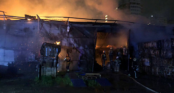 Непутёвая Путевая: в Краснодаре крупный ночной пожар уничтожил склады — ВИДЕО