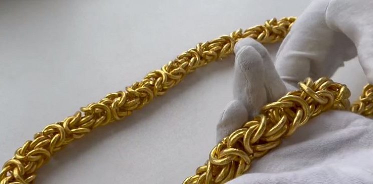 Россиянин попытался вывезти в ОАЭ золотую цепь на четыре кило, он её якобы носит сам – ВИДЕО 