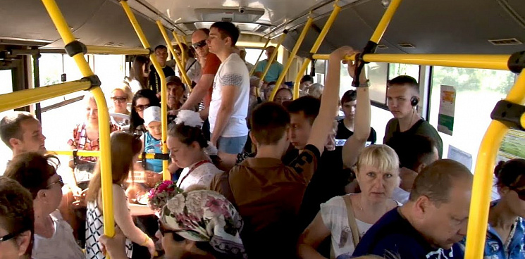 «Маршрутка набита людьми как бочка с селёдкой, автобусов не хватает, а чиновники винят в этом горожан!» В Краснодаре после жалоб власти добавили автобусы, но ситуацию это не изменило - ВИДЕО