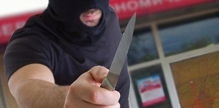 В Краснодаре мужчина с ножом устроил разбойное нападение на аптеку