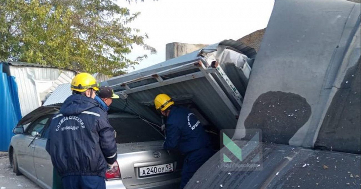 В Краснодаре стена обрушилась на людей, погибла женщина