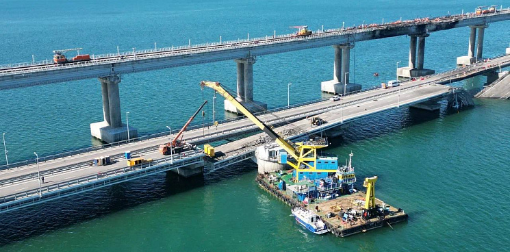 Либретто плавучих кранов - ремонт Крымского моста идёт полным ходом – ВИДЕО
