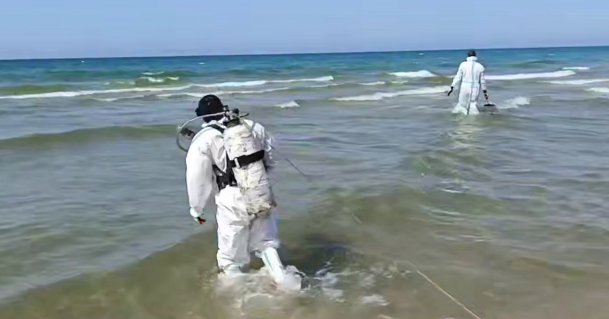 За день в Анапе подняли со дна моря 238 мешков мазута и загрязненного песка