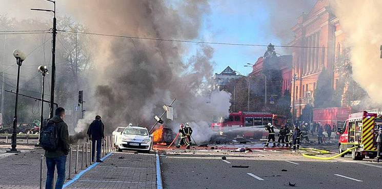 В центре Киева по улице, где находятся офисы СБУ и Зеленского, прогремели взрывы. Горят улицы Одессы, Днепра, Житомира,  Хмельницкого - ВИДЕО