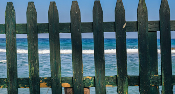 «Что вы делаете?» В Геленджике отель огородил забором проход к морю и не пускает туда туристов – ВИДЕО