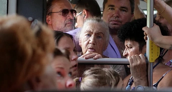 «Душегубка на колёсах»: краснодарцы не выдерживают поездку в общественном транспорте из-за жары, люди «благодарят» власти Кубани и мэрию - ВИДЕО