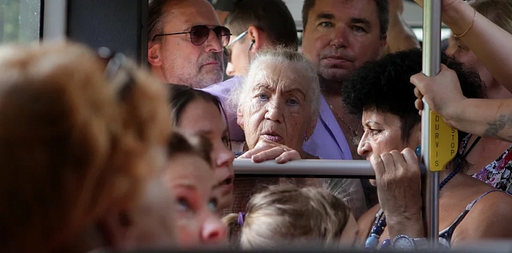 «Душегубка на колёсах»: краснодарцы не выдерживают поездку в общественном транспорте из-за жары, люди «благодарят» власти Кубани и мэрию - ВИДЕО