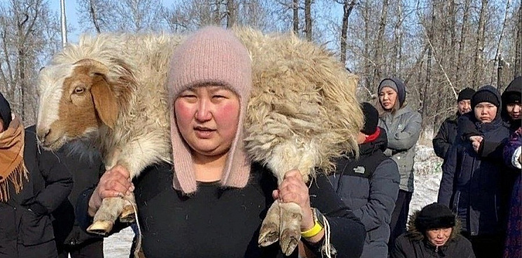 «Есть женщины в русских селеньях»: в Туве на праздничных состязаниях женщина присела с бараном на плечах 60 раз